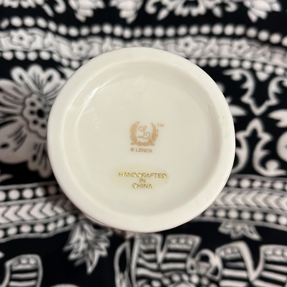 Lenox Vintage Raised Iris Vase with Gold Line Trim Ivory Cream Bud Giftware Chin - Picture 2 of 7